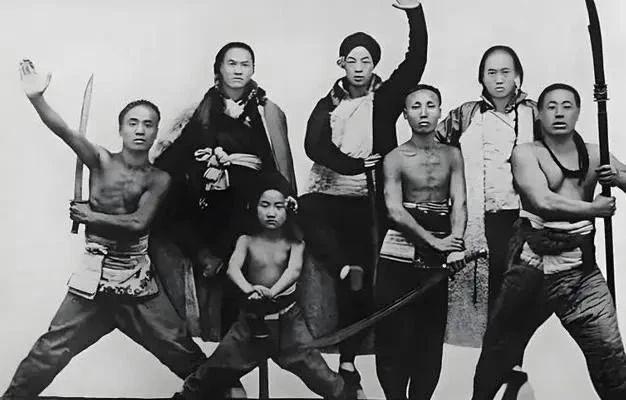 初中学义和团，当时历史老师都在嘲笑，骂其愚昧，竟然相信练功可以刀枪不入，还不是都