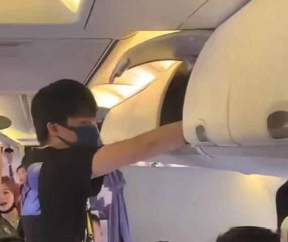 一直不知道1米九是什么概念，现在知道了刘宇宁甚至可以像翻抽屉一样翻飞机上面的行李