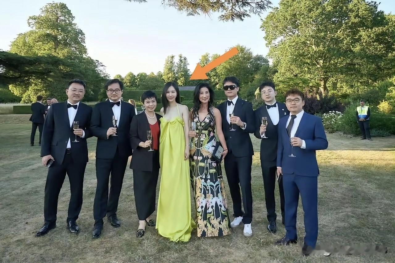 想不到田朴珺在海外参加活动还能稳居C位，而且这身材也是越来越好，气质方面也提升了