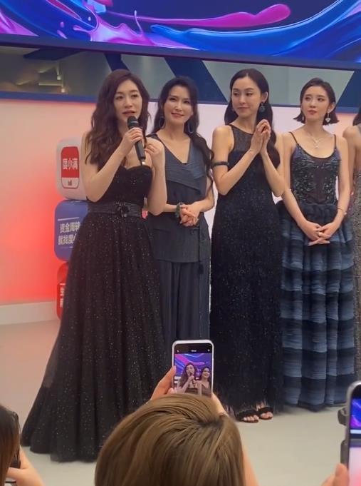 今天李小冉和唐艺昕一起现身成团夜，两位美女搭配的都很时尚，看上去都很有大牌明星魅