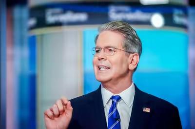 当美国财长亲眼目睹中国将持有的7800亿美元美债，通过第三方完成人民币结算时，整