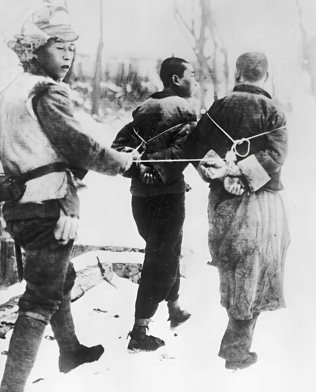 1950年，湖北大悟逮捕了一名“伪保长”。此人面对枪口，竟大喊：“我当过红军的师