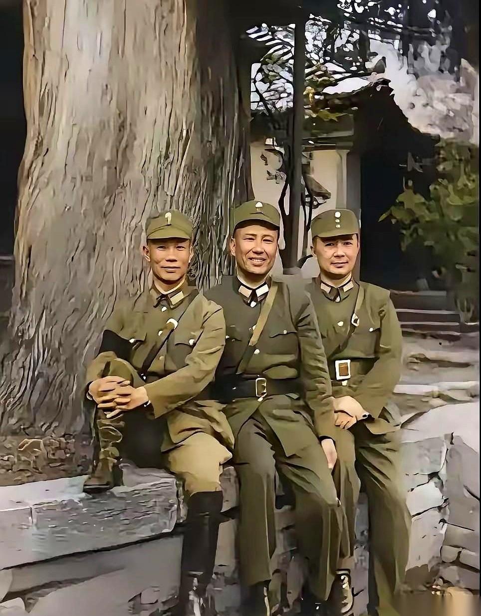 一张照片，三个男人，一座城的命运。1938年5月，武汉。风暴来临前最后的宁静。