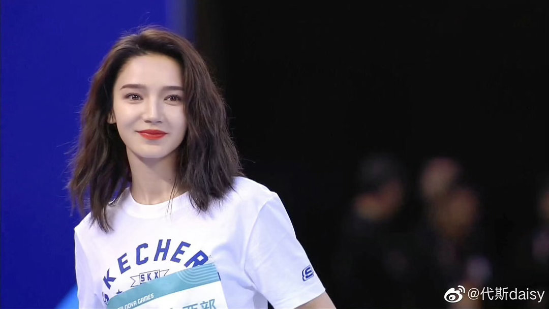 考古代斯考古超新星时期的代斯她硬照实力挺强的，很有时尚感的一张脸