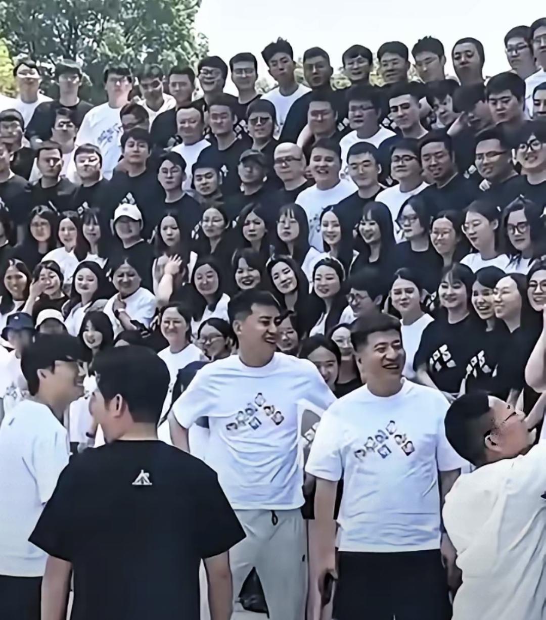 张雪峰走了，团队没散，老师全在忙自己账号。4月7日复播时主讲人换成了武亮，其他