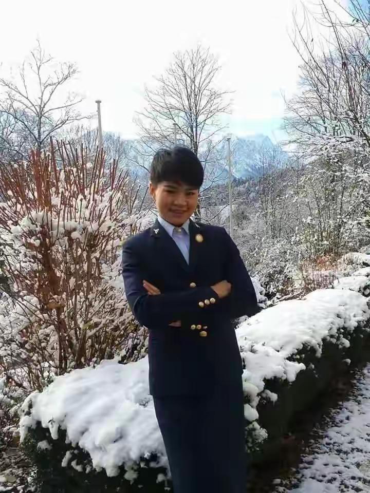 泰王的激情给了二妃子和西拉米，她们都是大美人级别。如今泰王老了，身边的妻妾长相都