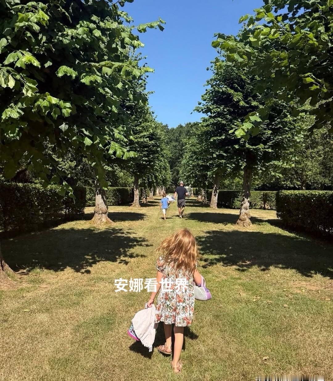 梅根又发照片了。就在凯特刚放出乔治小王子的生日照之后，她立刻跟上，晒出阿奇和丽