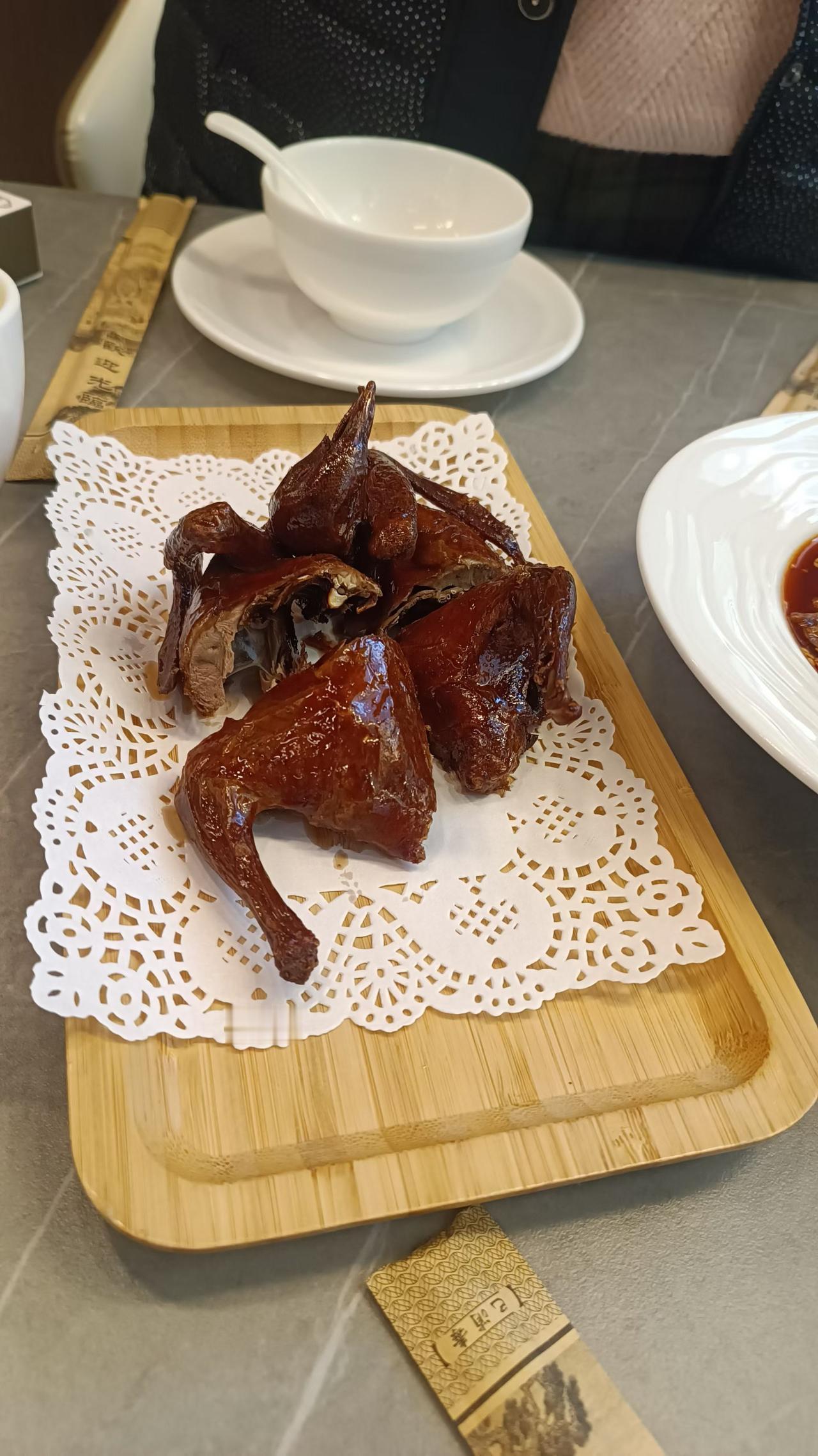 休闲时光，到成都金牛万达店银鸽轩，品尝一下烤乳鸽，味道好极了！[赞][大笑