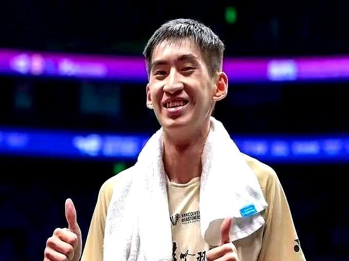 就差那么一口气，石宇奇决胜局15-21倒下，中国男单在家门口全军覆没。对手是