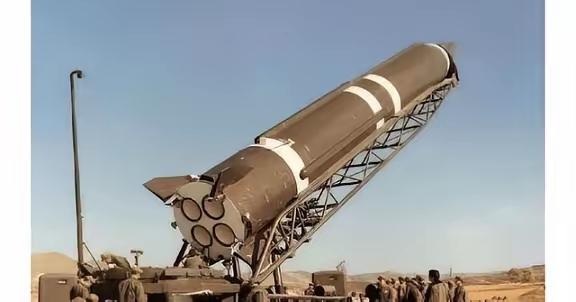 一口气花35亿买东风导弹，又砸150亿请中国驻军，付款极其爽快。谁能想到，在战火