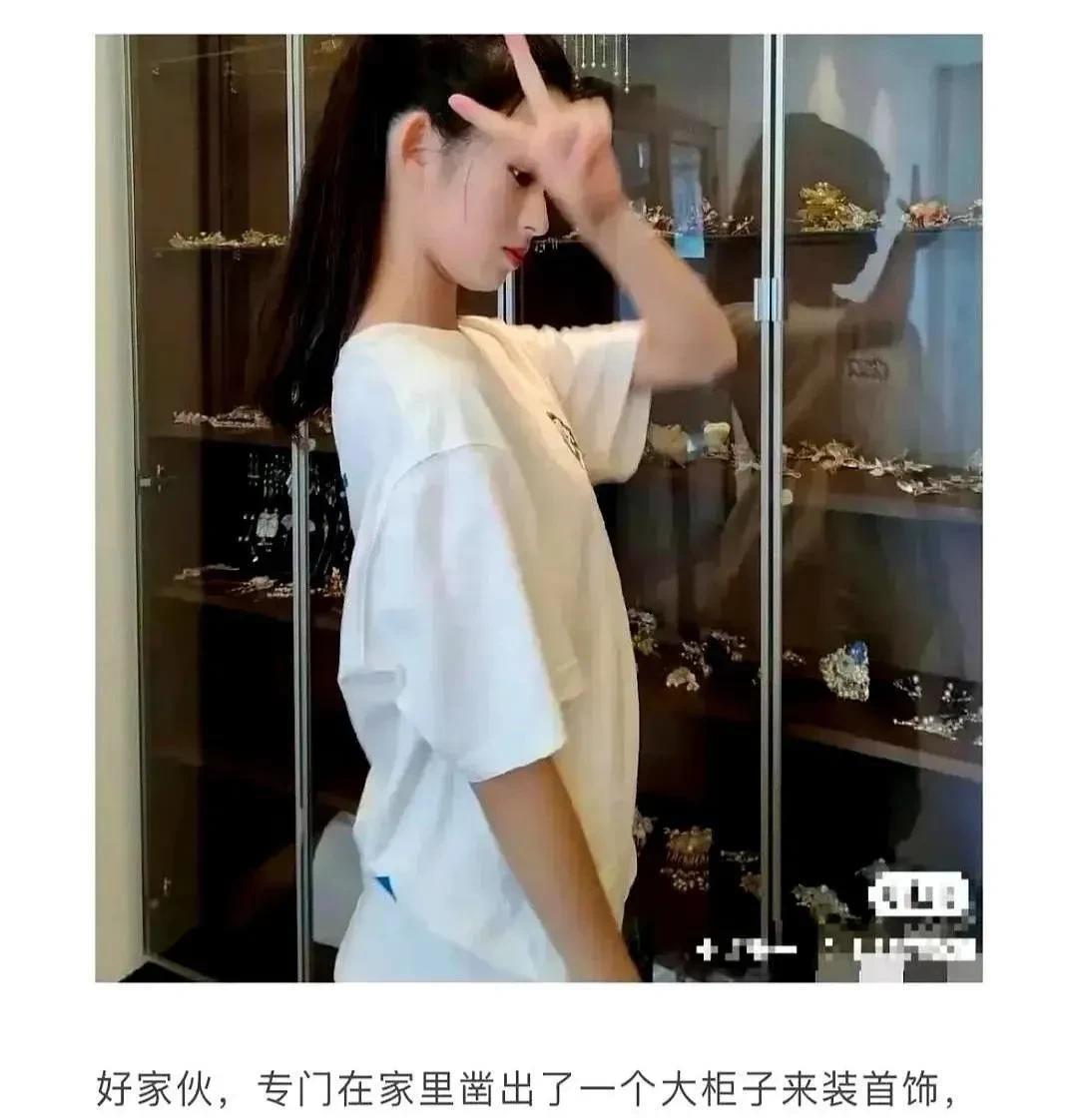 既然黄杨钿甜佩戴的首饰是只值三百多的仿真货，那么合理推测，她这一柜子首饰应该都是