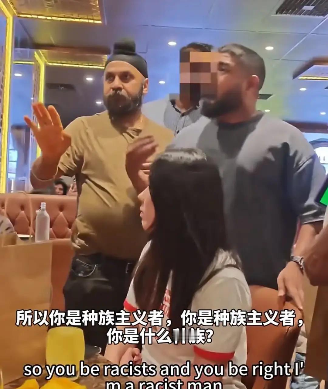 中国游客在澳大利亚珀斯一印度餐厅用餐，遭到隔壁桌的印度小孩骂了几次，游客要求小孩