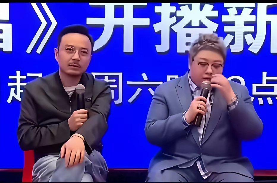 韩红与汪涵同台时的一幕，韩红说她当年做过访谈节目主持人，说当年小沈阳接受的第一个