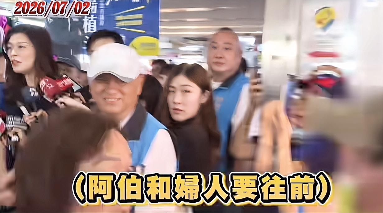 哈哈哈哈哈哈，太尴尬了吧！郑丽文带领一票国民党成员在菜市场扫街，阻碍交通，被80