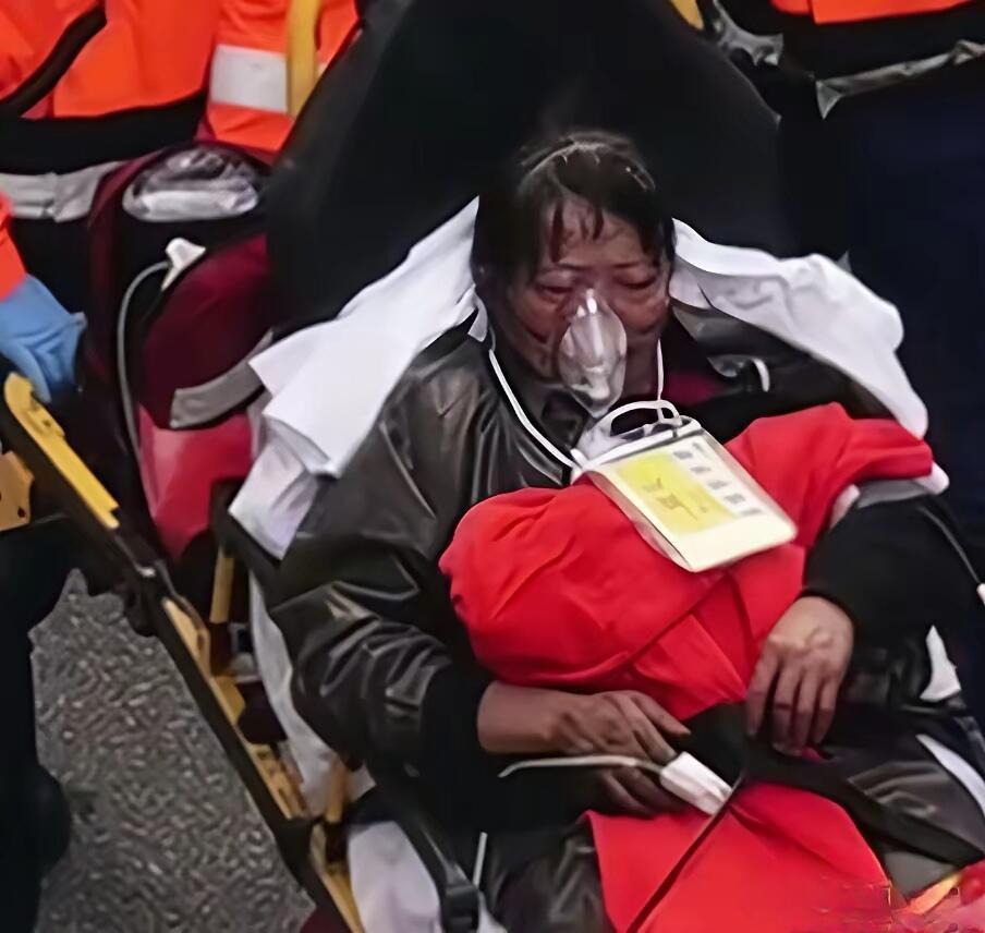 这次香港大火里有个72岁阿姨真是命大。她家人在韩国旅游，就她一个人在家。因为楼外