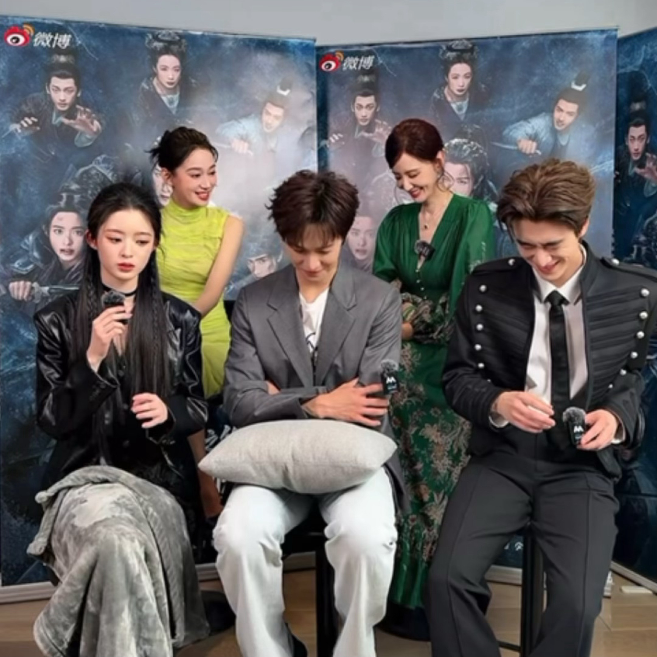 “没有啊，我没有挑眉🤨”哈哈哈哈哈哈哈哈哈哈哈哈哈我要被这个憋笑破防的张康乐笑