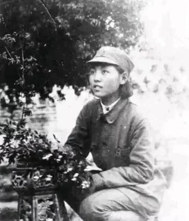 1939年，女战士肖影在日军阴冷的地牢里被酷刑折磨得神志不清，突然，一个汉奸上前