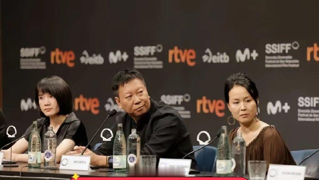 5月10号那天起，网上就开始不对劲了。到了15号，举报信直接把评论区淹没。主创团