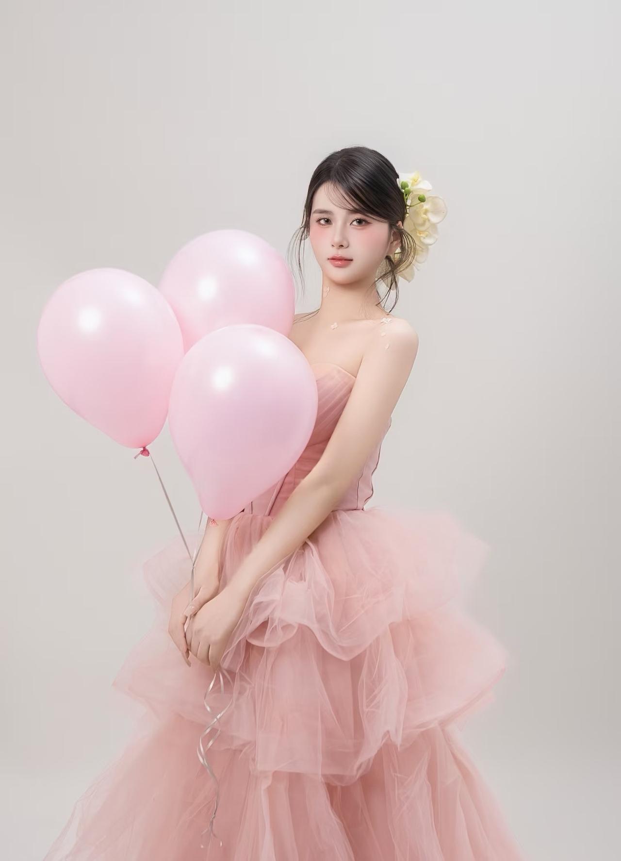 粉色是甜甜的少女梦，白底是干净的画布——这组生日写真，甜而不腻，干净又高级。🎀