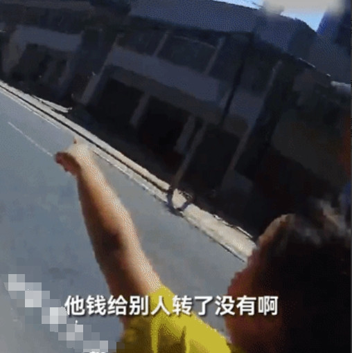 “这个小女孩，将来定是一名好警察”！派出所大厅里，突然跑进来一名小女孩，看起非常
