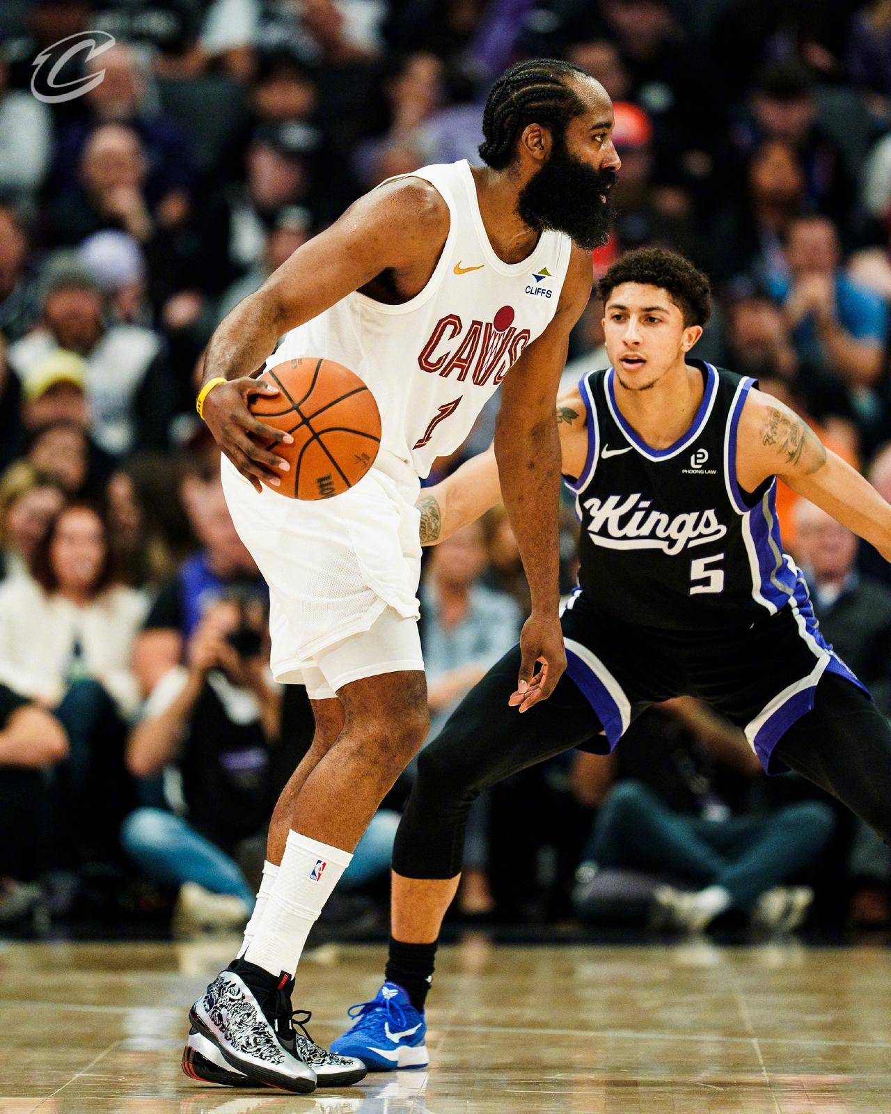 恭喜哈登赢下在骑士的第一场比赛！特别是今天对手还是背靠背的国王，而国王昨天刚输