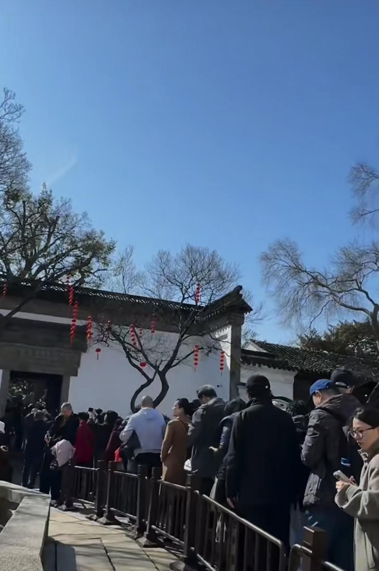 大年初四，本想寻个人少清净处，就选了沧浪亭。没想到，平时空空荡荡的地方，竟然也要