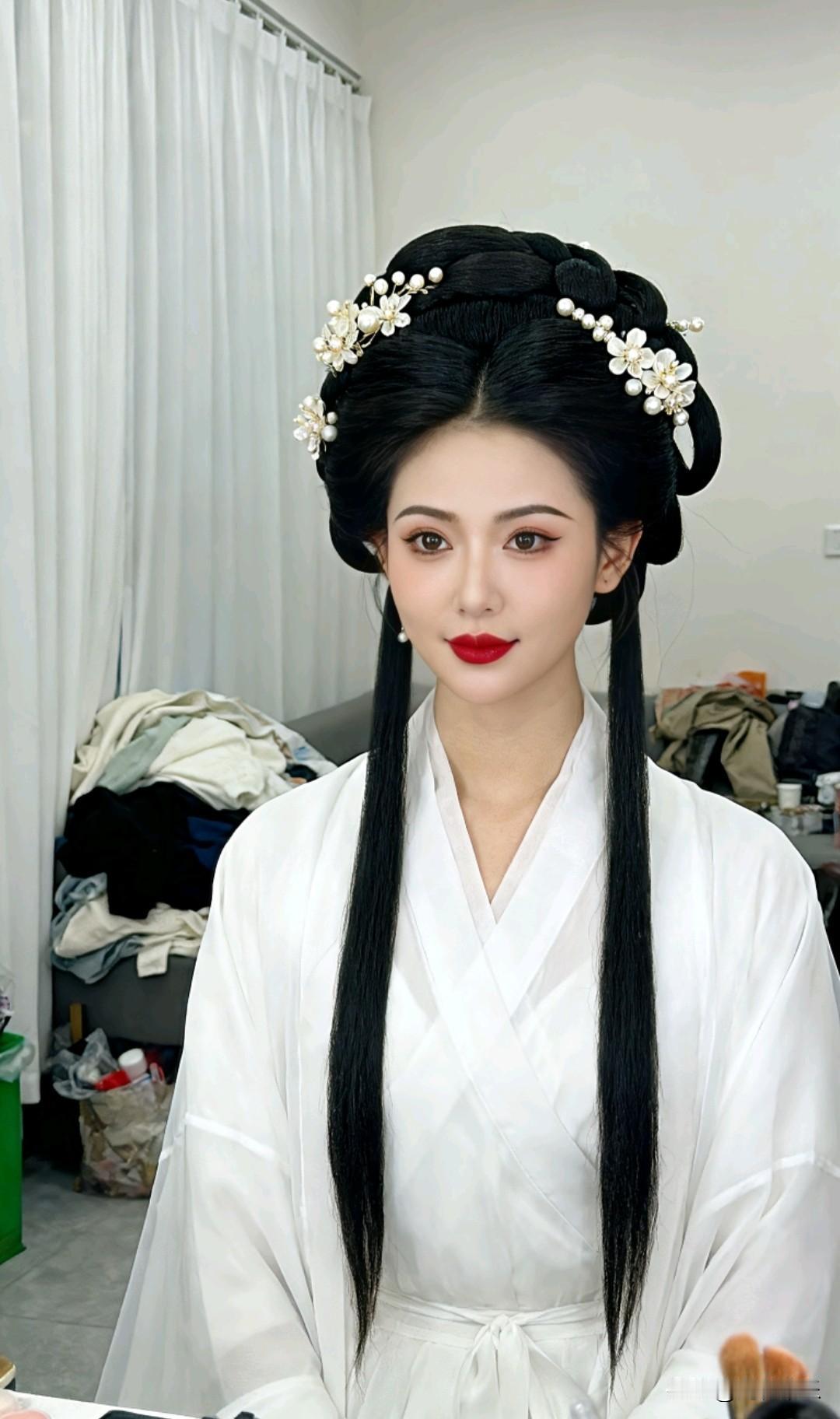 采用写实摄影的写真风格，一位女子身着一袭素雅且衣袂飘逸的白色汉服，尽显古典温婉气