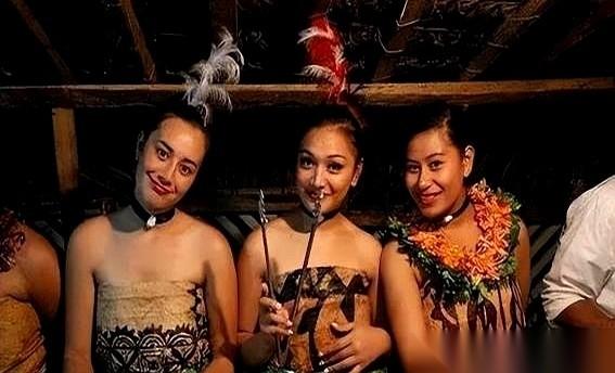 晚上睡觉不关门，房子甚至没堵墙。女人就穿块布，男人也围着块布。一听这个，很多