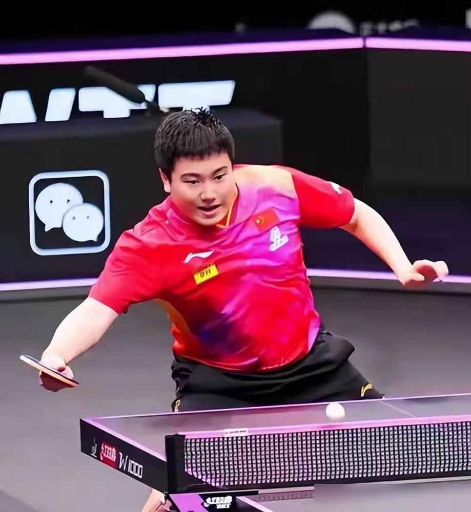 2-0领先被连扳三局！梁靖崑蹲在球台前，手死死按着腰，连抬头的劲儿都没了。