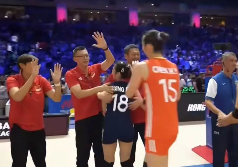 中国女排昨晚上赢日本女排的幕后英雄是她！当王梦洁第四局局末上来的时候，赵勇教练应