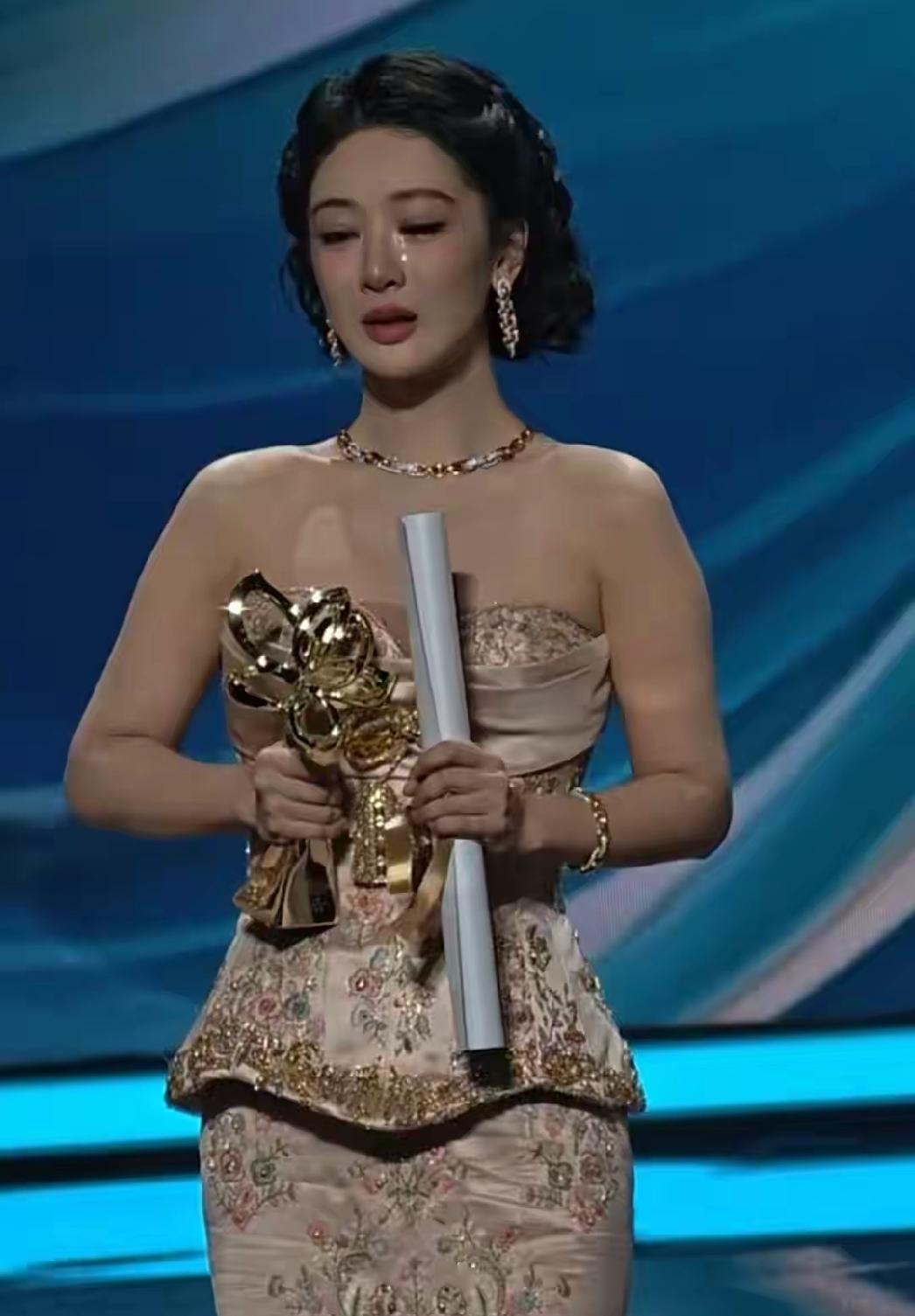 承认吧，多读书就是有用！不信你看杨紫，在白玉兰获奖里的采访，我原本以为她只是