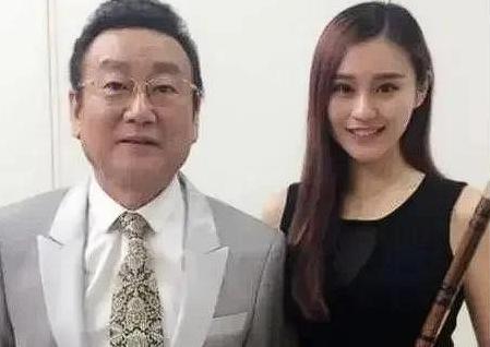 蒋大为的经纪人突然爆料称：“我是蒋大为的情人，他欠我90w不还，有欠条为证！”