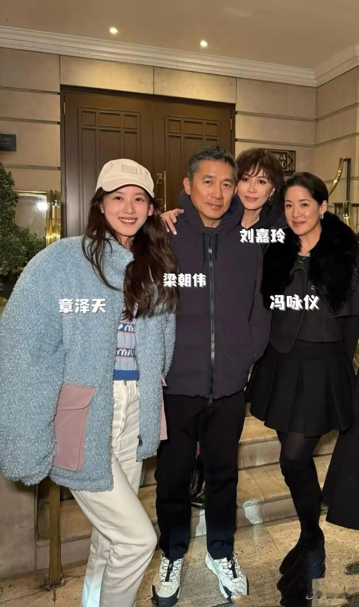 刘强东估计早就看明白了，章泽天哪哪都强，但有个“反常”操作——明明可