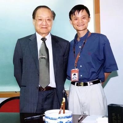 2000年，马云第一次见到金庸，特别兴奋，想让金庸给他签个名，金庸却连连摆手："