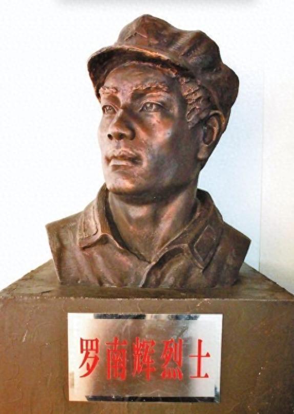 1930年，红军军委书记罗南辉被捕。不等敌人用刑，他直接哭跪求饶，说啥都愿招；敌