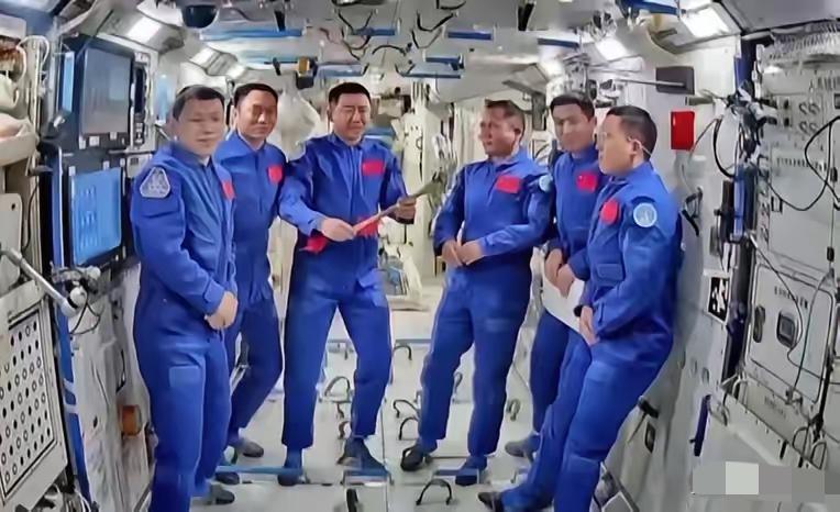 现在全网最牵挂的，莫过于神舟二十号的航天员们！任务圆满交接本该11月5号凯旋，却