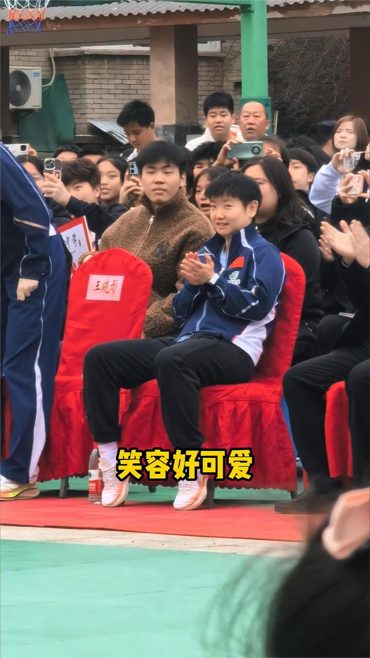 孙颖莎参加校园行太受欢迎了，笑容好可爱。莎莎欢迎到重庆，现场上演快乐乒乓，愿莎