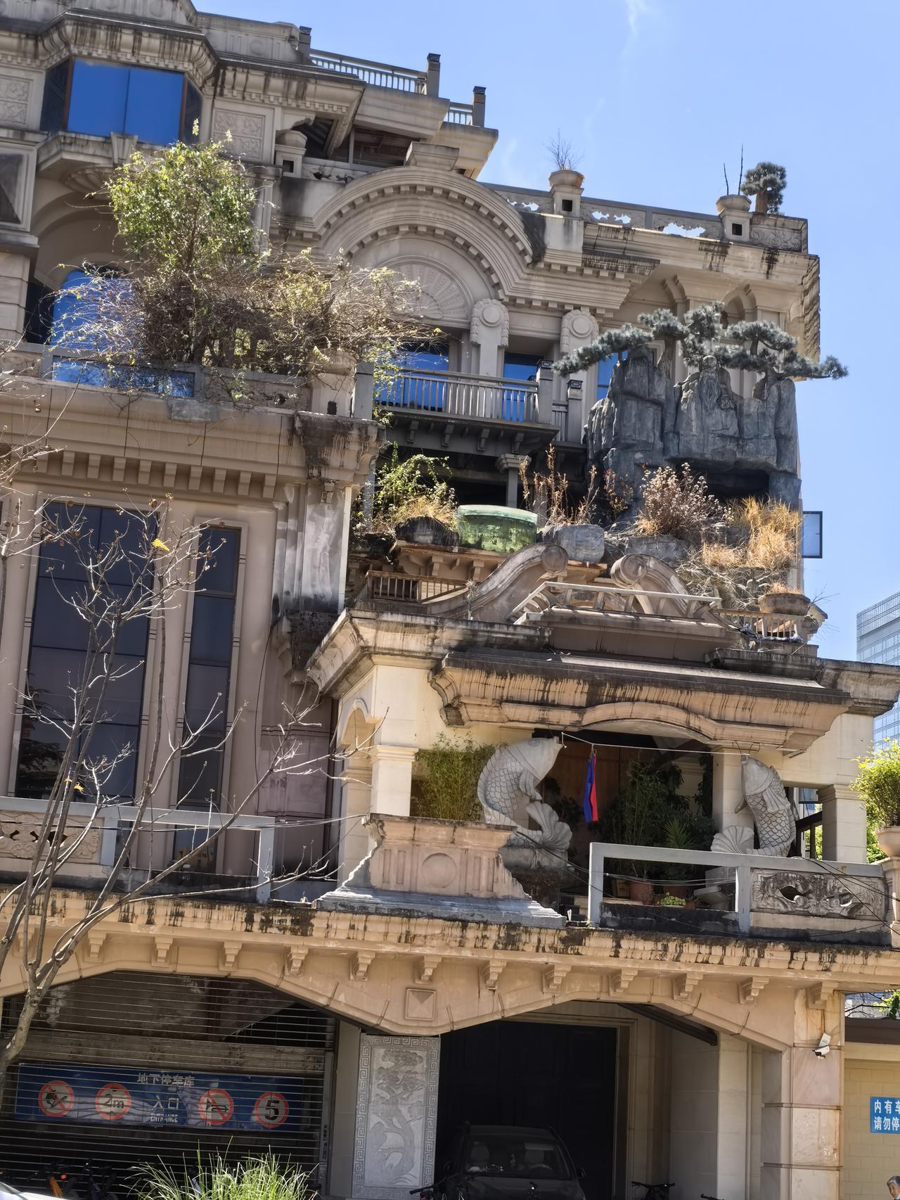 这个位于西山区，金兰路上的超级大别墅豪宅有人住了吗？有几个地方还有人晒衣服，二楼