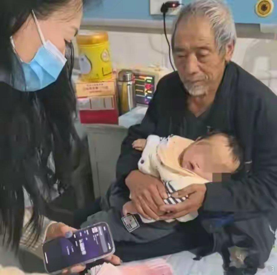 儿子车祸去世，儿媳离家，云南74岁老人带1岁孙子住院，收到网友转账近3万元，当地