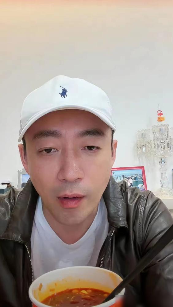 刚抱上三胎胖小子，汪小菲就在直播间撕破了脸皮。他红着脖子冲镜头咆哮，大喊亲妈张兰