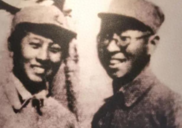 1941年，23岁的八路军女团长遭到日军包围，日军一看是女八路就想要抓活的，就在