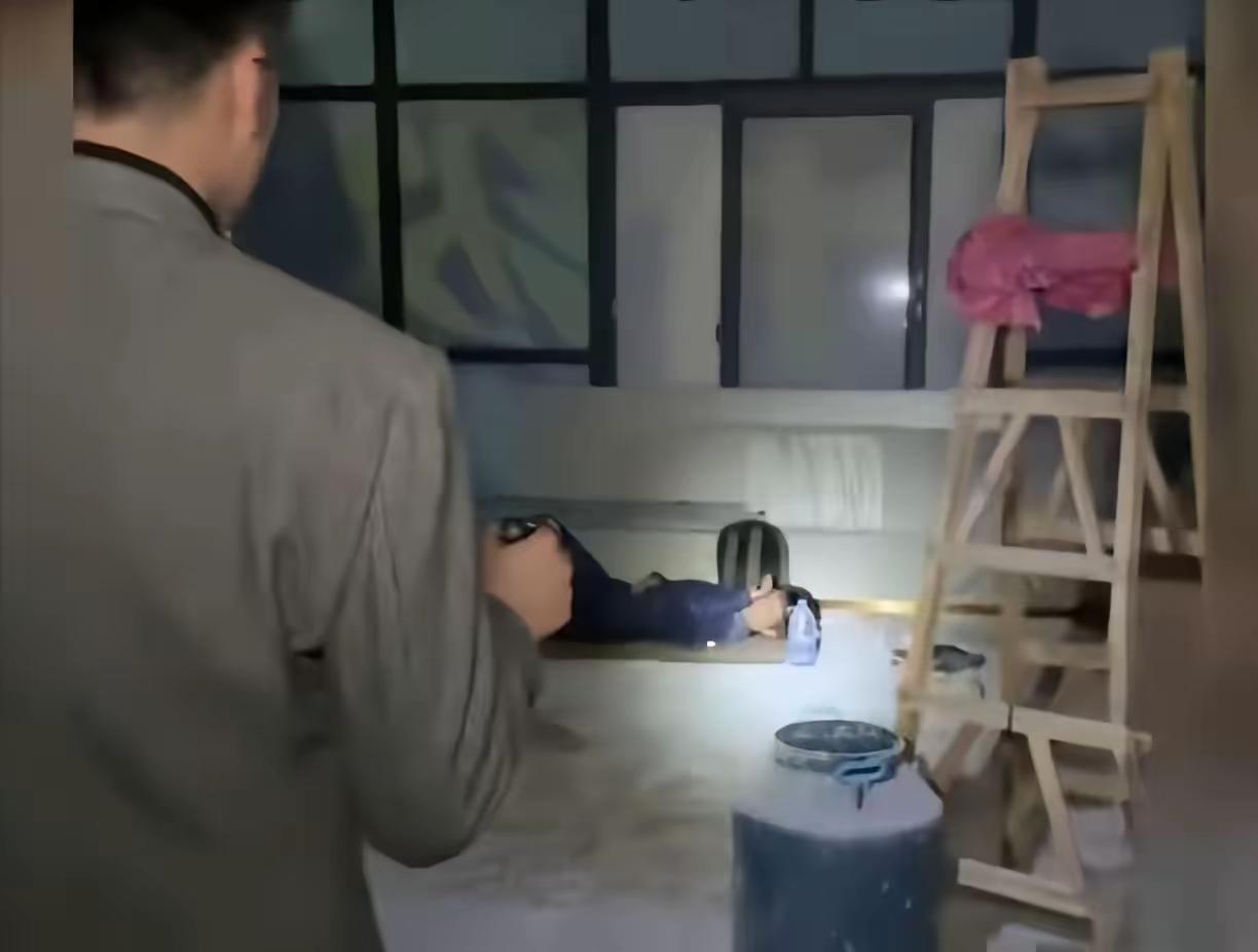 太暖了！广州老板深夜11点巡查工地，发现父母双亡的小伙蜷缩角落睡觉——为