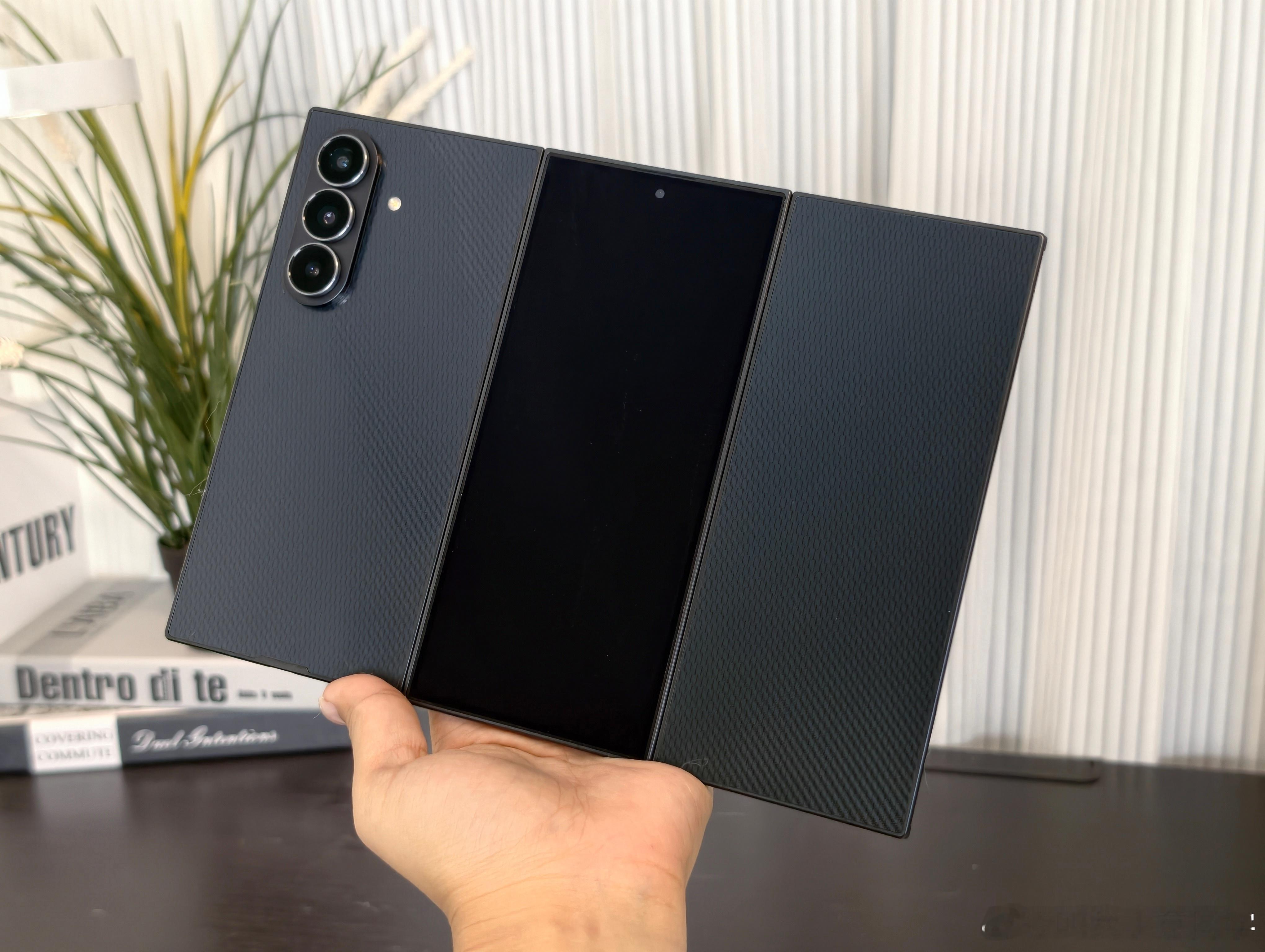 来感受一下三星GalaxyZTriFold有多薄！这个G字型的折叠也很有意思