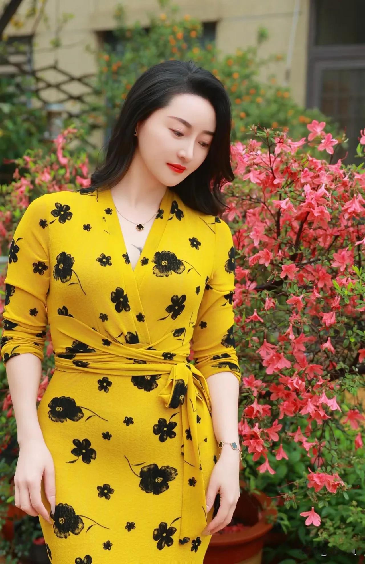 黄色连衣裙搭配黑色花朵，尽显春日活力与优雅！🌸🌼