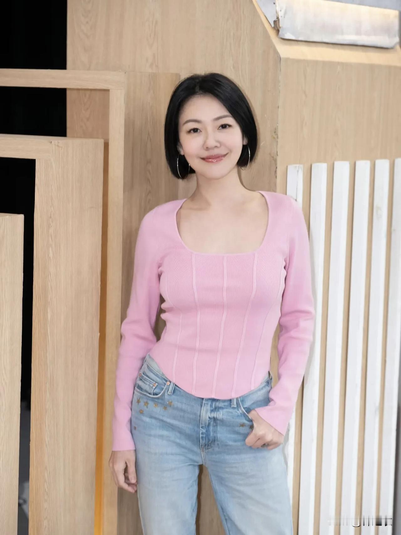 有网友问？为什么小s年轻时没有因为美出圈呀，其实这也跟不同时期的审美有关。她