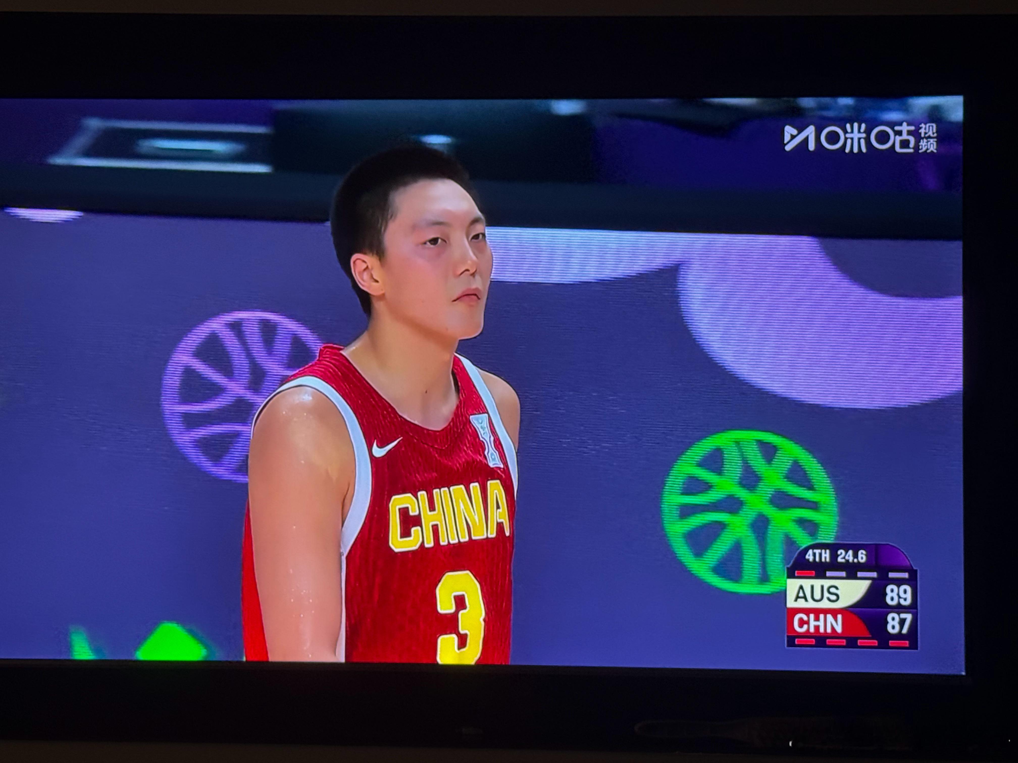 太可惜了！最后3.9秒，胡明轩握有绝杀澳大利亚的机会，但可惜运气差那么一点点，但