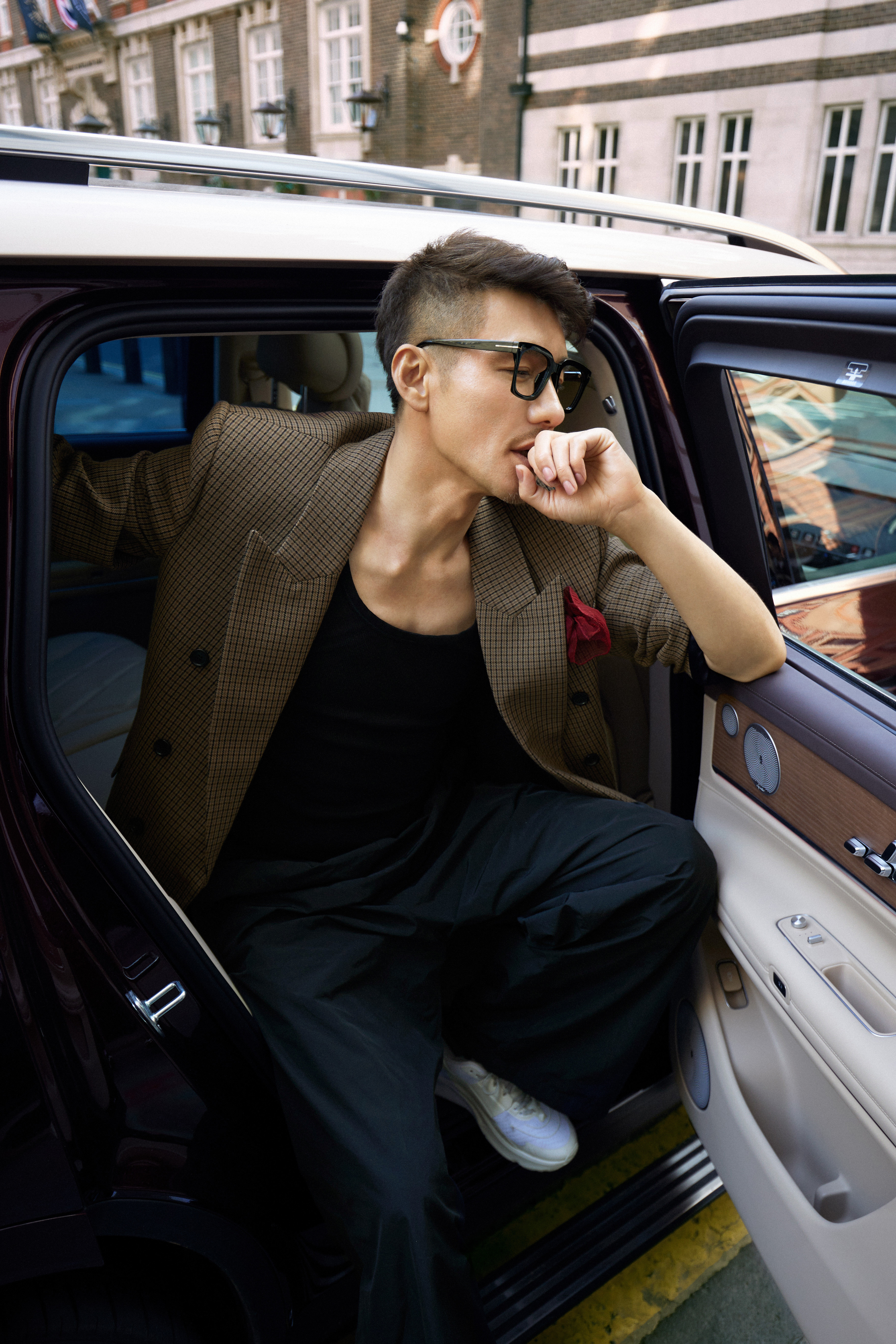 胡兵和问界M9的这组照片，真是太优雅了。胡兵哪像一个54岁的男人啊，不愧