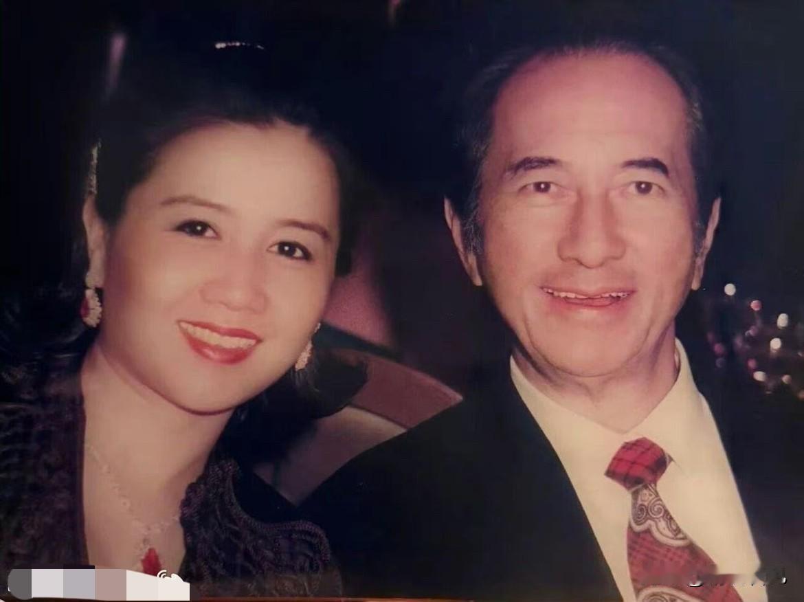 这张照片摄于1991年！那是四太梁安琪生下何超盈后的第二年！这时的四太，脸上