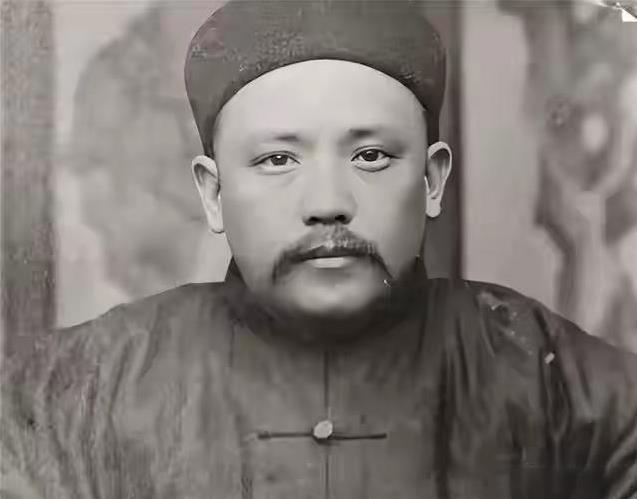 临死前袁世凯把儿子叫到床前：你不要送葬，开枪打死穿红衣服的人。老袁说这话时，屋