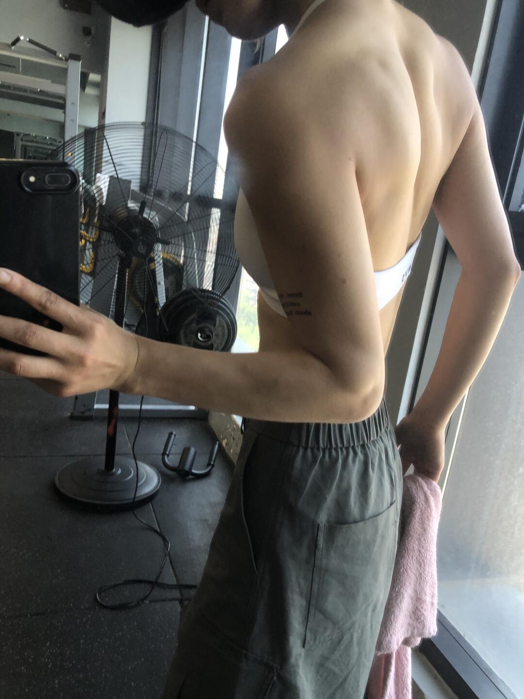 不会穿搭 就练好身材